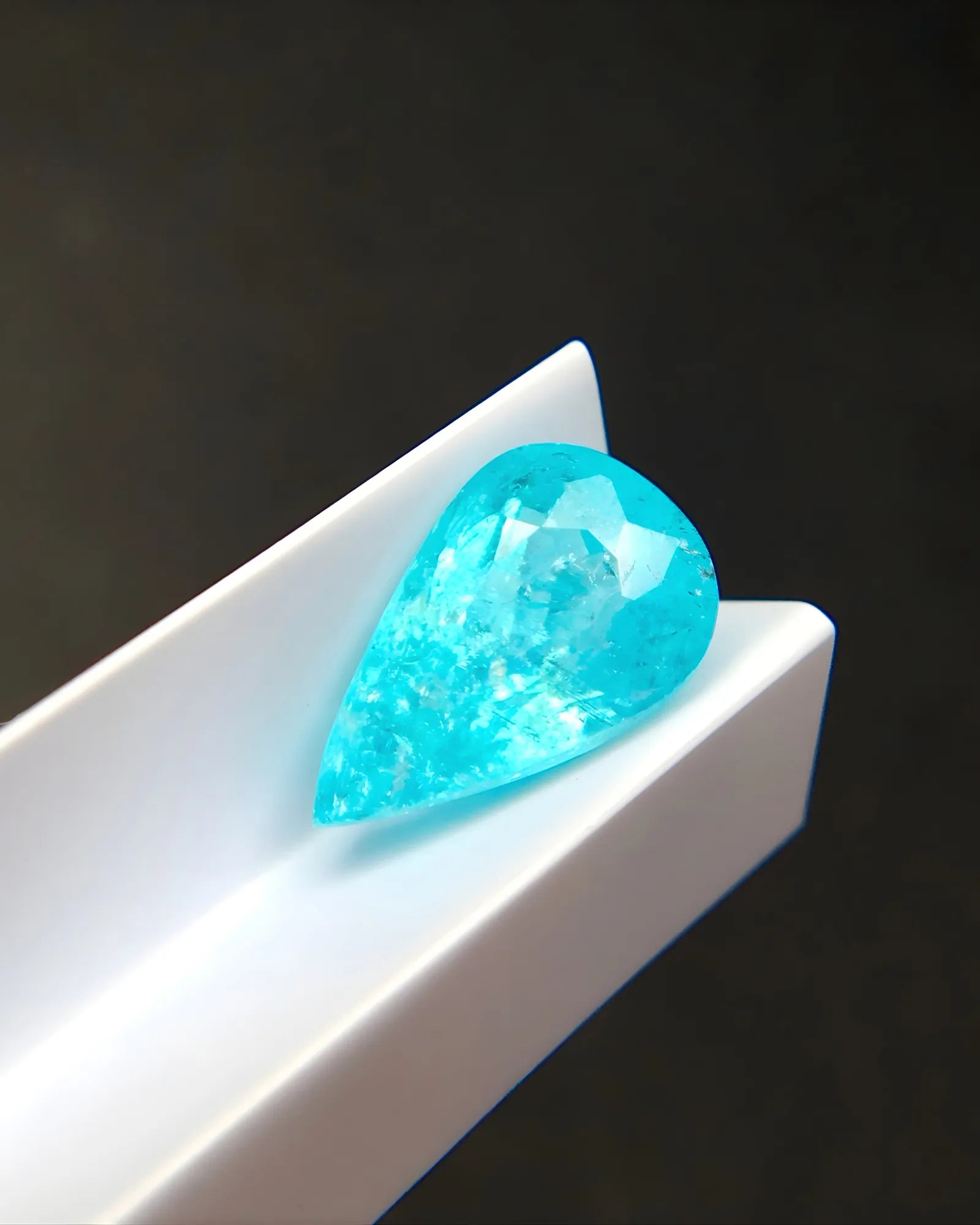 Certified Paraiba tourmaline gemstone 2.94 carat close-up | SARATTI