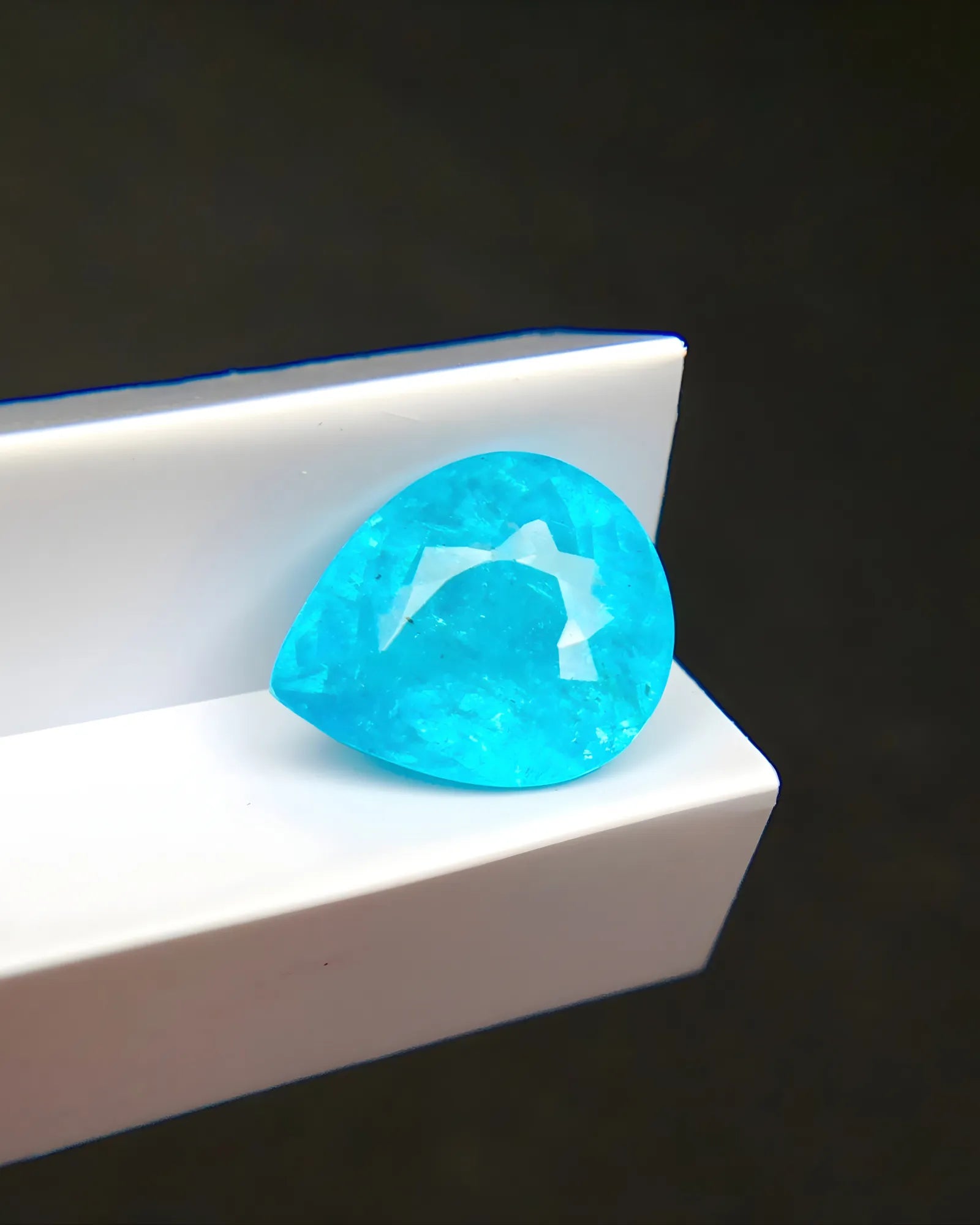 Certified Paraiba tourmaline gemstone 3.05 carat close-up - SARATTI