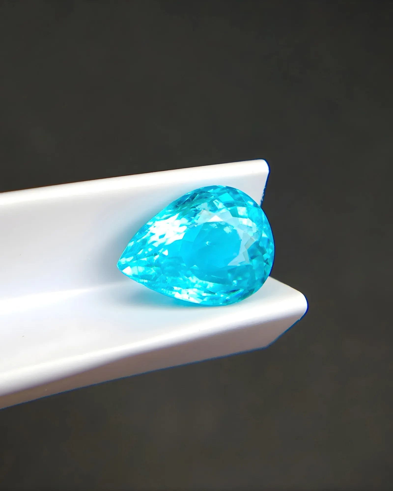 Certified Paraiba tourmaline gemstone 3.17 carat close-up - SARATTI
