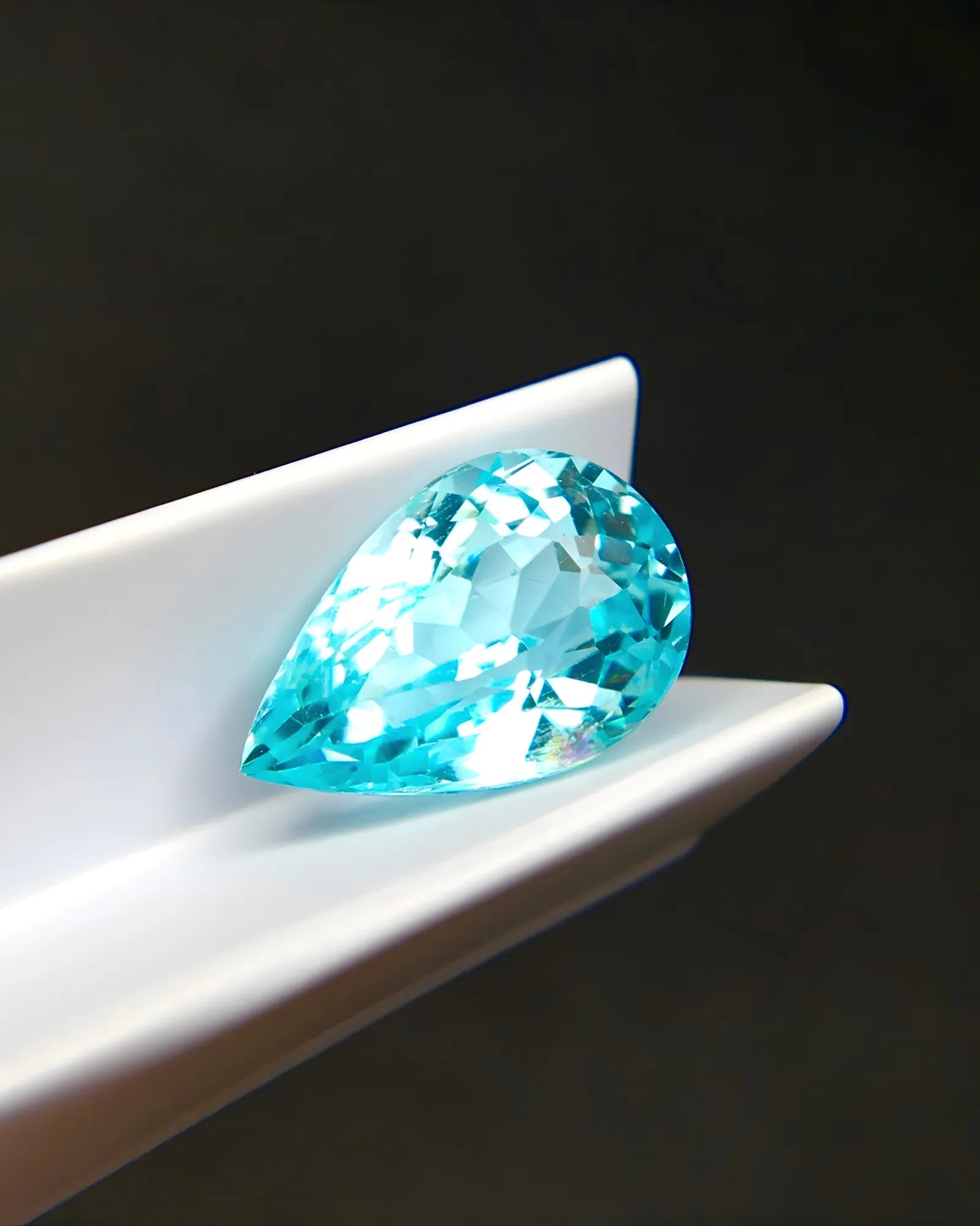 Certified Paraiba tourmaline gemstone 3.34 carat close-up | SARATTI