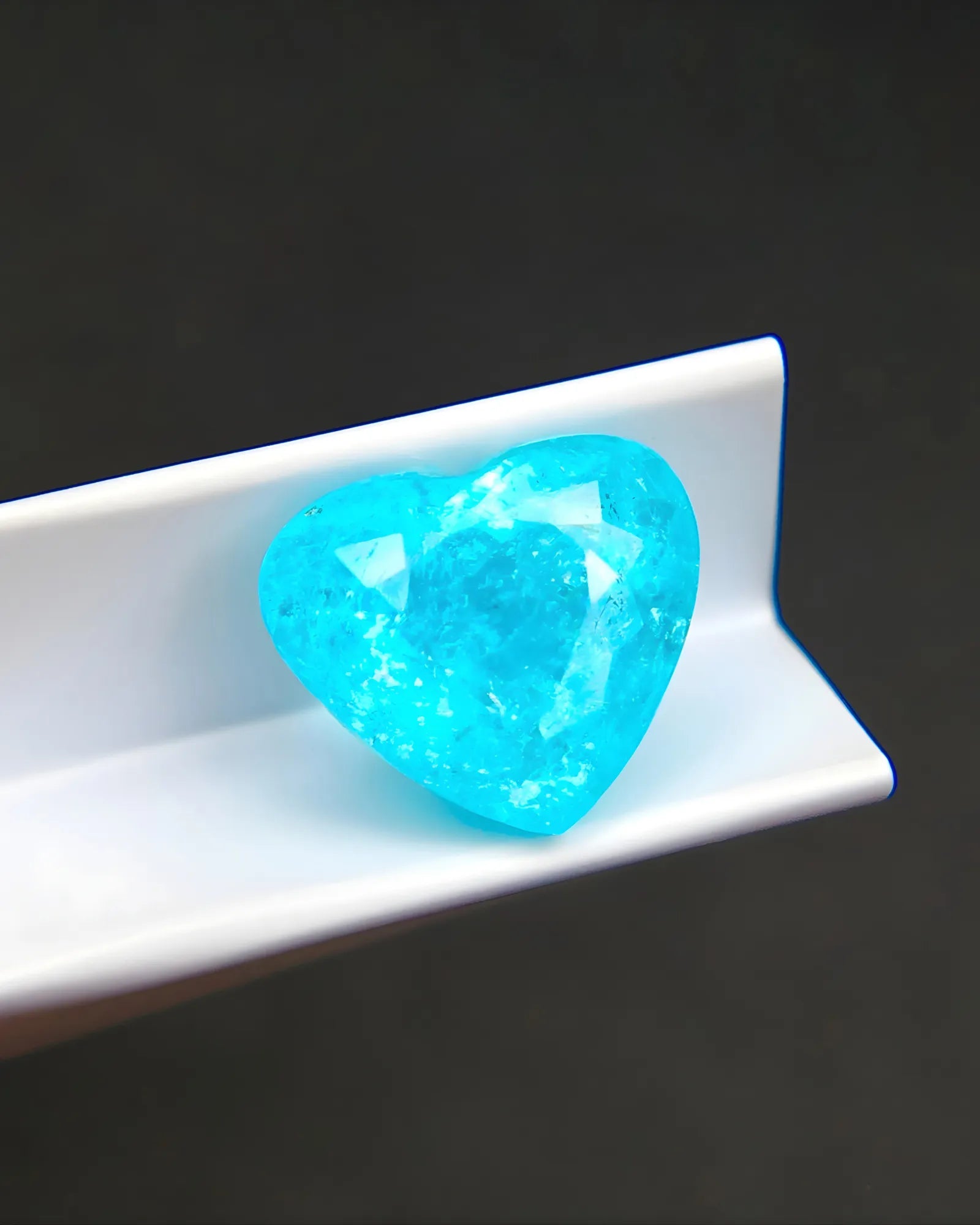 Certified Paraiba tourmaline gemstone 3.57 carat close-up - SARATTI