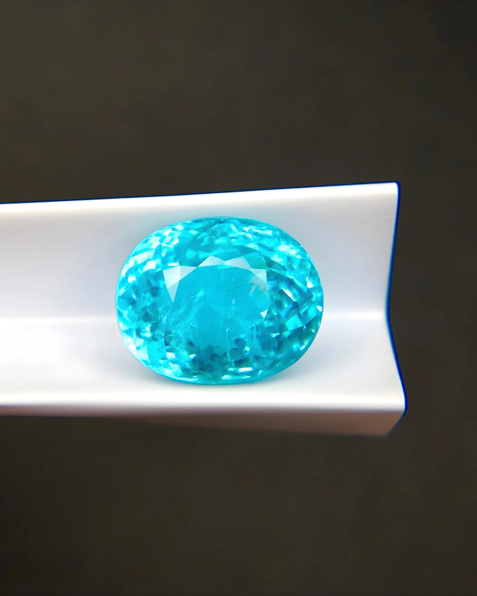 Certified Paraiba tourmaline gemstone 8.00 carat close-up - SARATTI