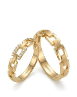 Chain link diamond wedding band with rectangular diamond centre detail in polished 18K yellow gold | SARATTI