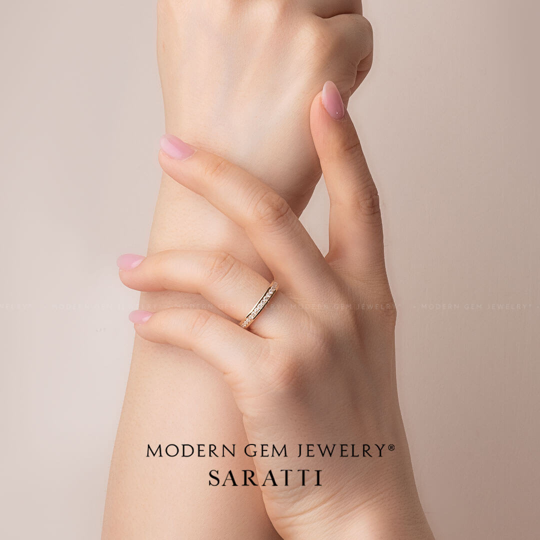 18K Yellow Gold Wedding Band on Female Finger | Modern Gem Jewelry | Saratti 