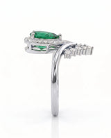 Chevron band emerald promise ring in 18K white gold | SARATTI
