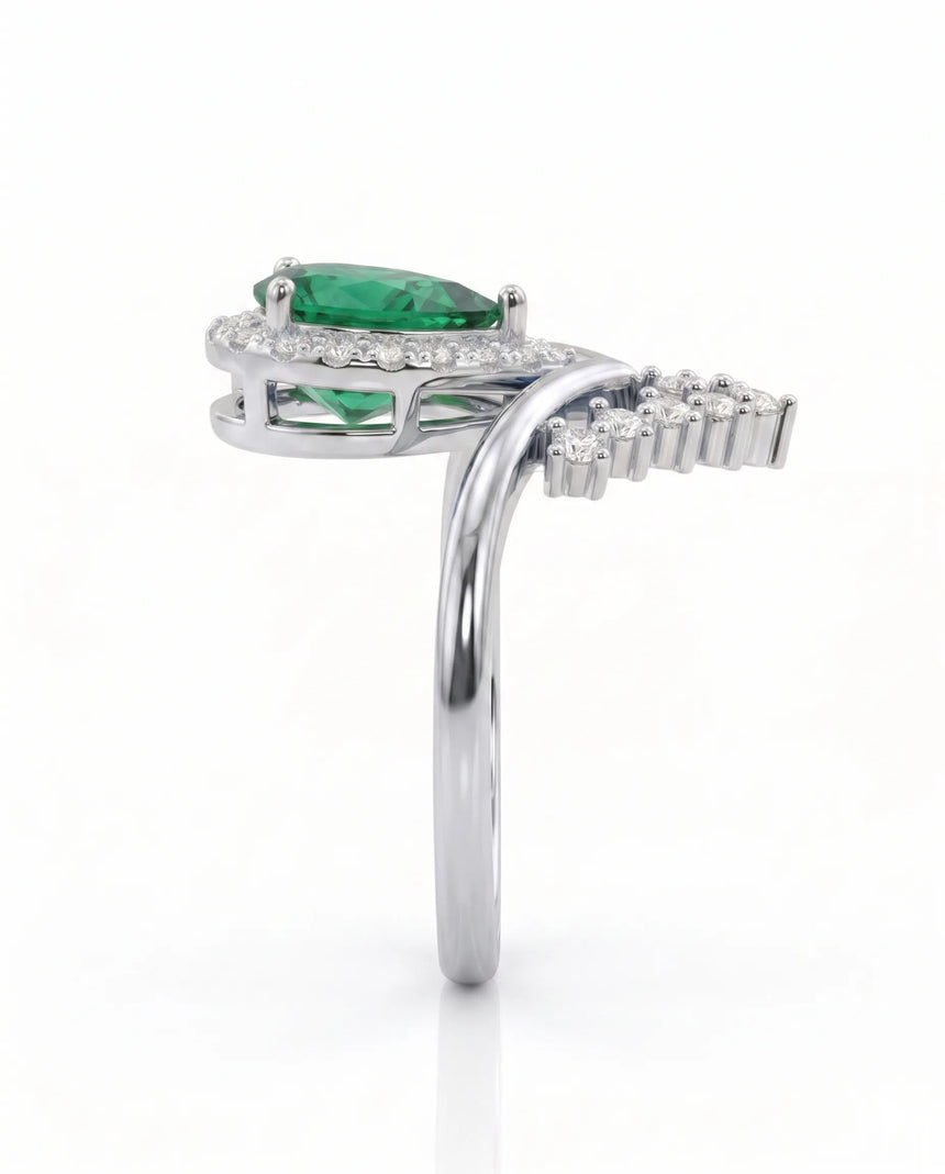Chevron band emerald promise ring in 18K white gold | SARATTI
