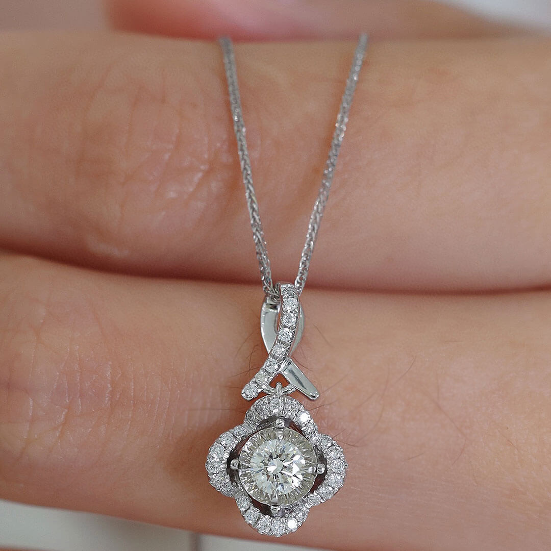 Model Holds the Stella Piscium Diamond Chain Necklace | Saratti 