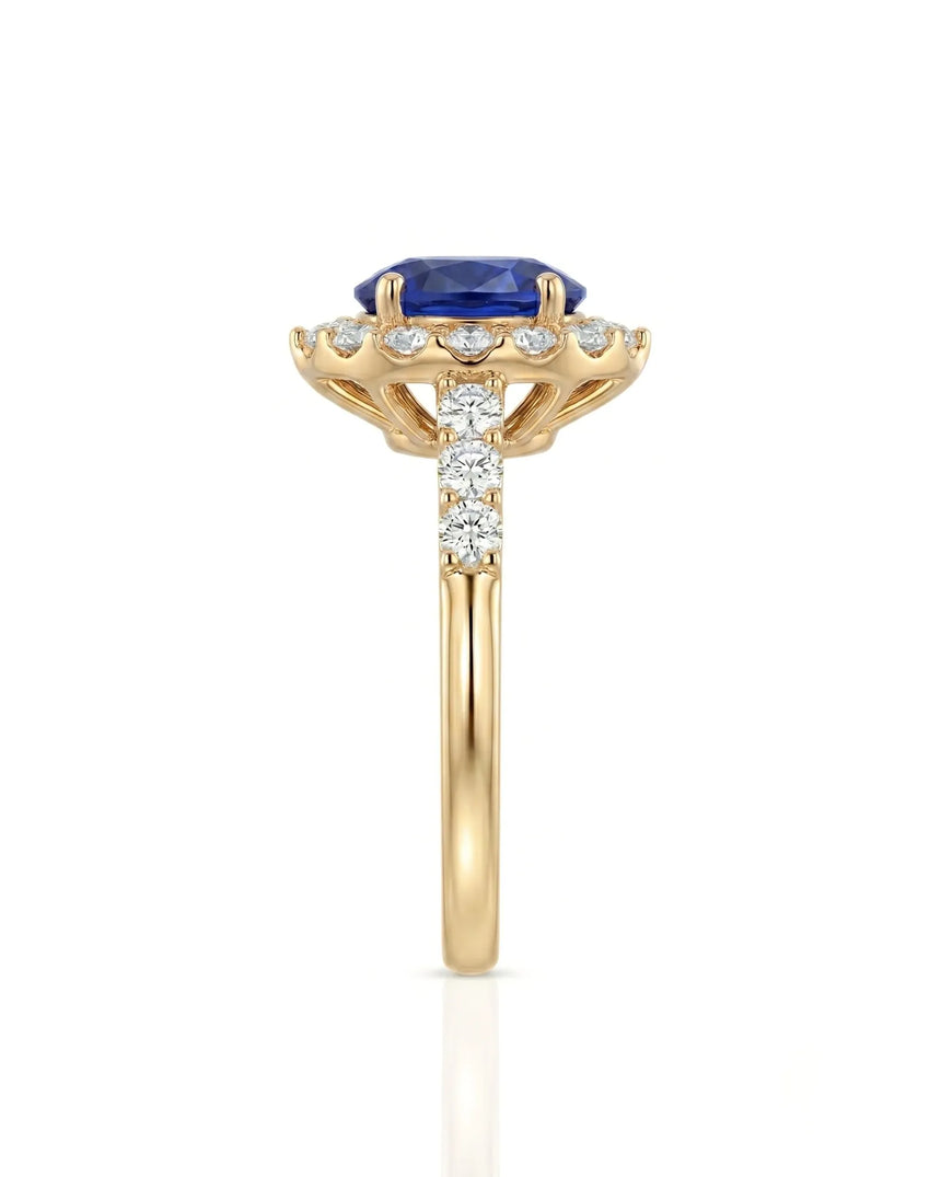 Classic diamond halo sapphire ring with pavé band in 18K yellow gold | SARATTI