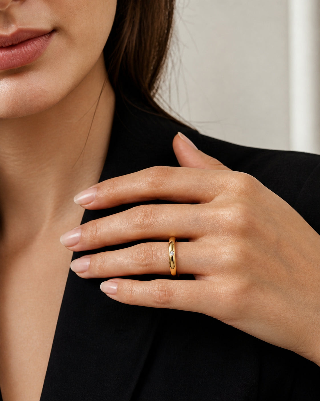 Classic plain wedding band with natural diamond in 18K Yellow Gold | SARATTI