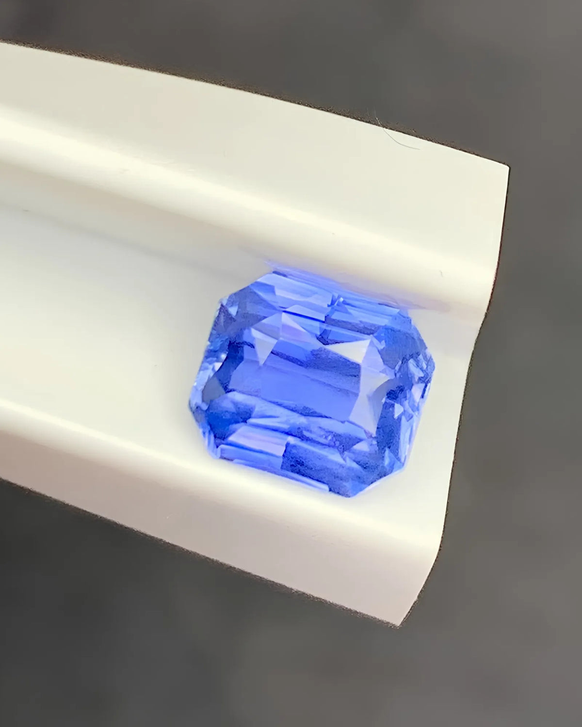 Close-up of 1.50ct Unheated Blue Sapphire step facets | SARATTI