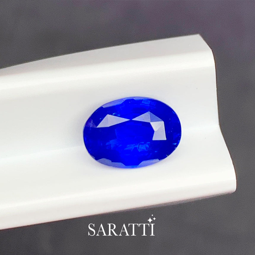 Close-up of 1.52 carat Natural sapphire oval modified brilliant cut | SARATTI  