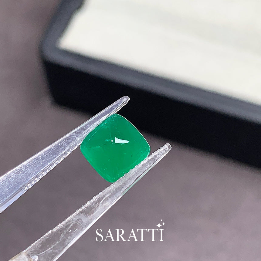 Close-up of 1.72 carat Natural Vivid Green emerald cabochon | SARATTI  