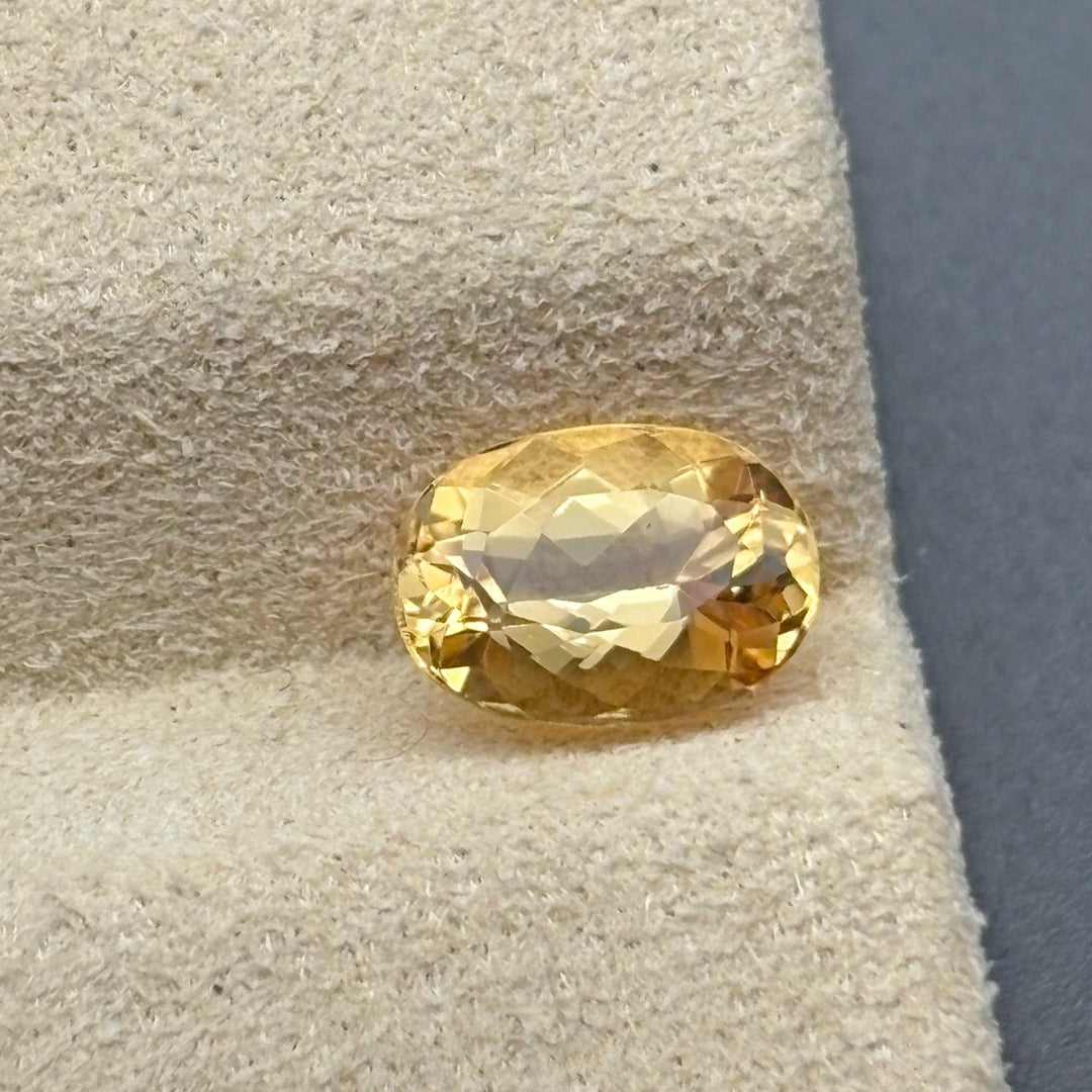 Close-up of 1.75 carat Natural Imperial Topaz oval gemstone | SARATTI