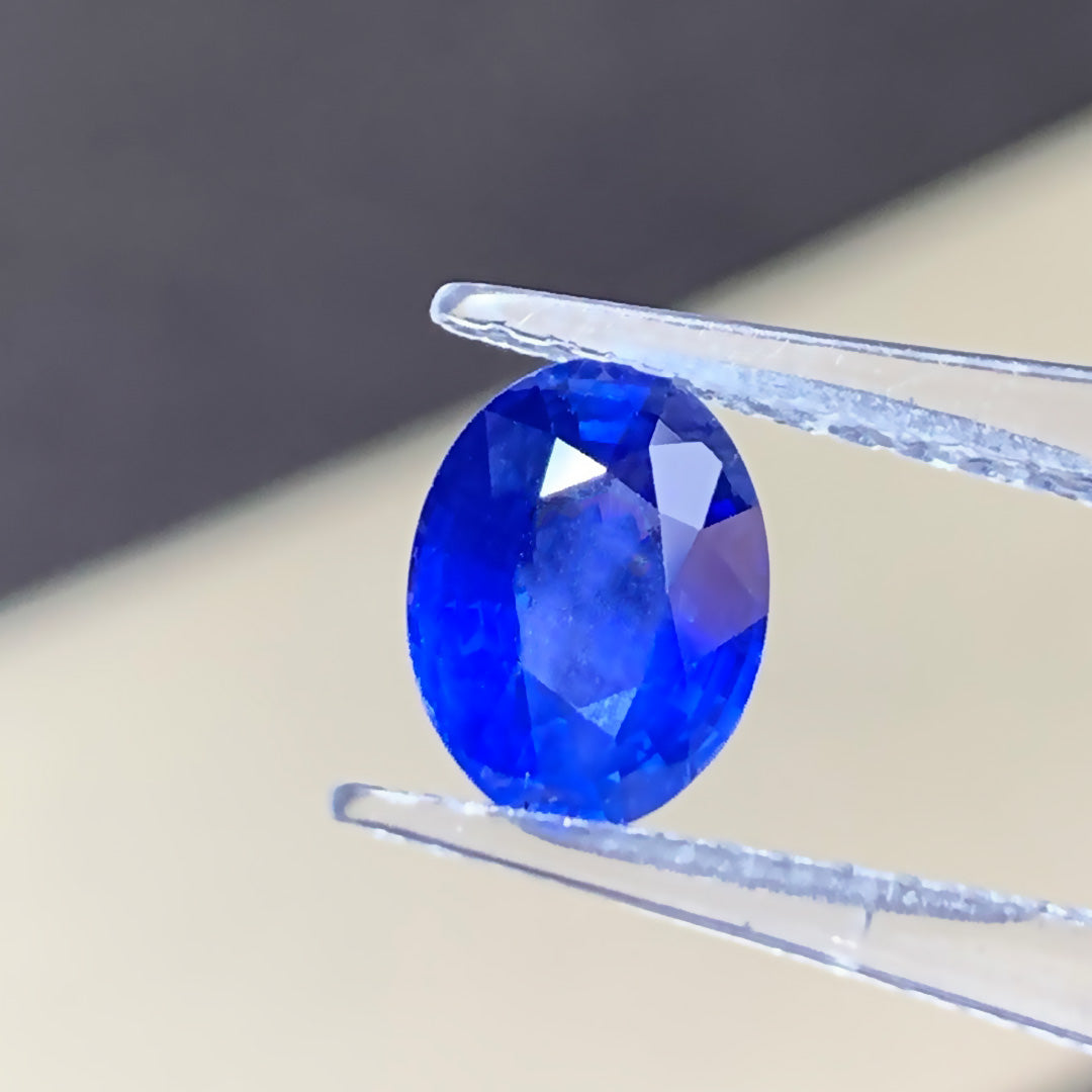 Close-up of 1.81 carat Natural Cornflower Blue sapphire oval cut | SARATTI 