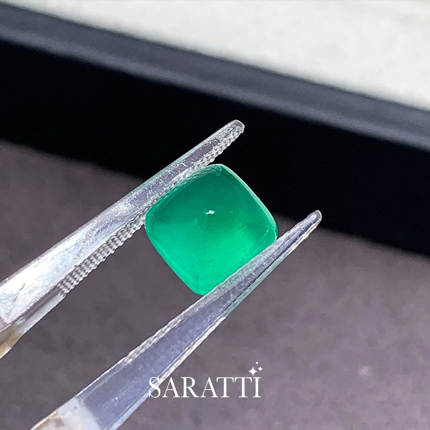 Close-up of 3.01 carat Natural Vivid Green emerald cabochon | SARATTI  