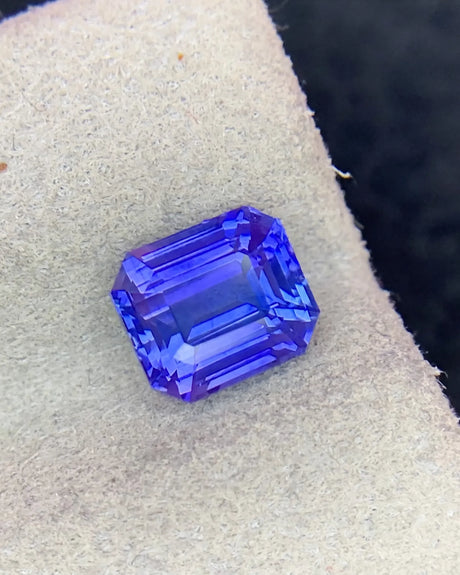 Close-up of 3.04ct Intense Blue Sapphire step cut facets | SARATTI