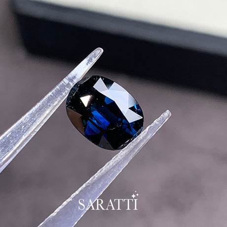 Close-up of 3.14 carat Natural sapphire oval brilliant faceting | SARATTI  