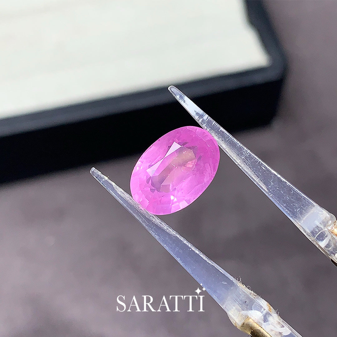 Close-up of 5.54 carat Natural sapphire oval brilliant faceting | SARATTI  