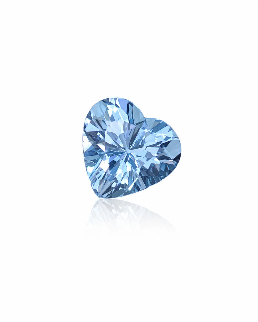 Close-up of Aquamarine modified brilliant facet reflections | SARATTI