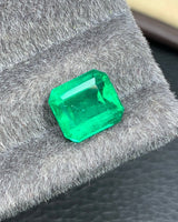 Close-up of Natural Colombian Emerald with Verdant Green colour and clipped corners | SARATTI