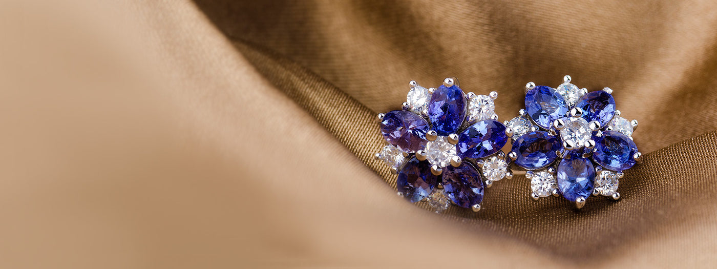 Close-up of Tanzanite necklace by SARATTI — elegant handcrafted jewelry capturing the gem’s rare, luminous beauty.