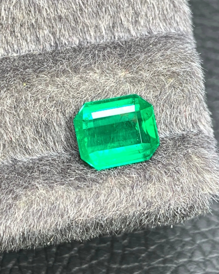 Close-up of Verdant Green Natural Emerald with clipped corners | SARATTI