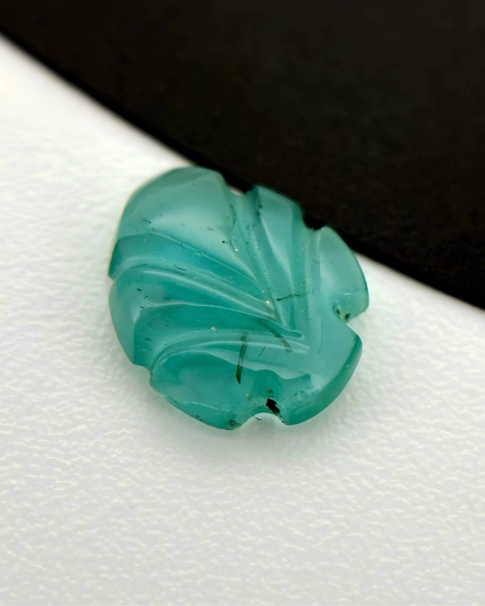 Close-up of carved vein details on a vivid green Emerald leaf - SARATTI.