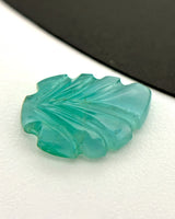 Close-up of carved vein details on a vivid green Emerald leaf | SARATTI
