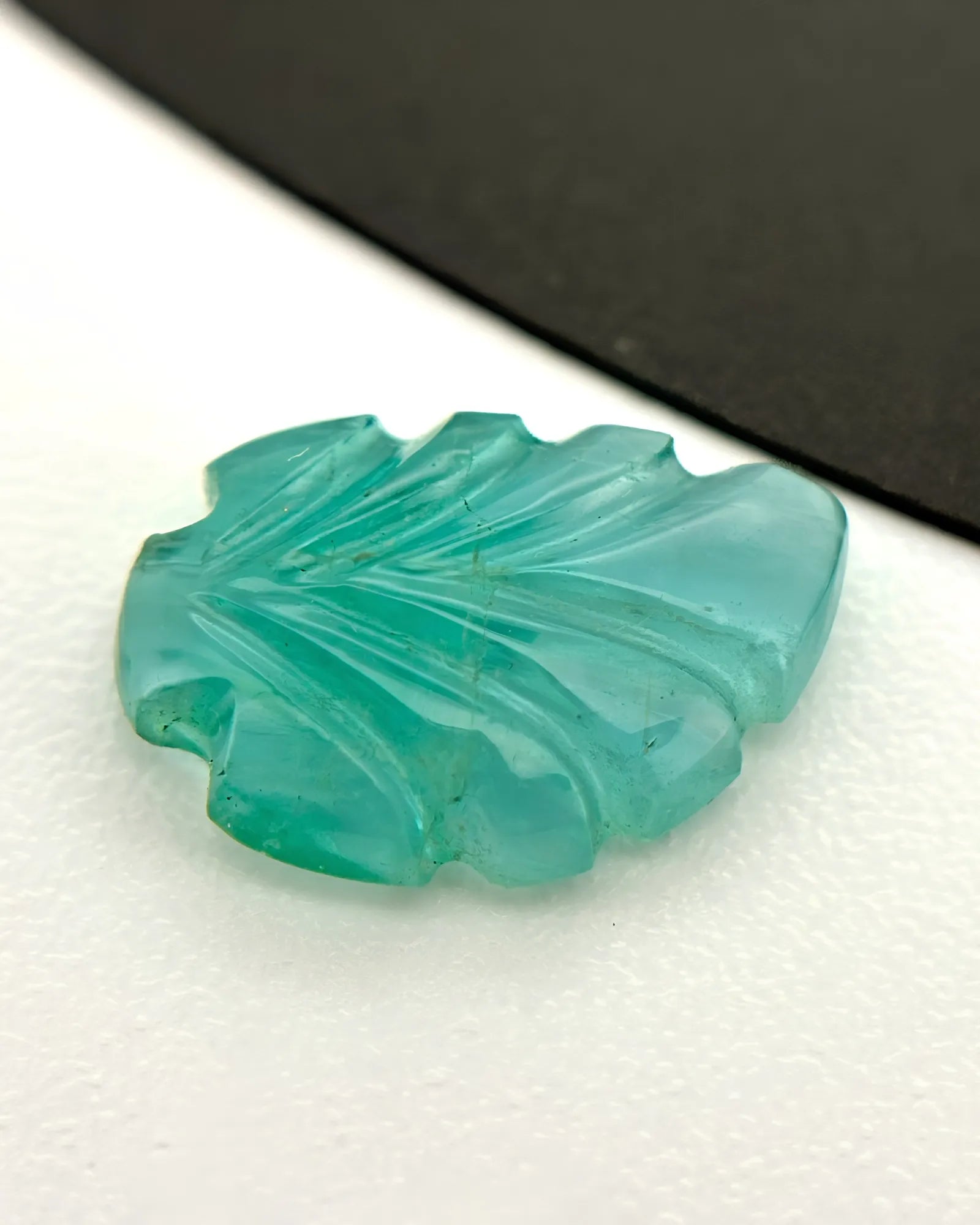 Close-up of carved vein details on a vivid green Emerald leaf | SARATTI