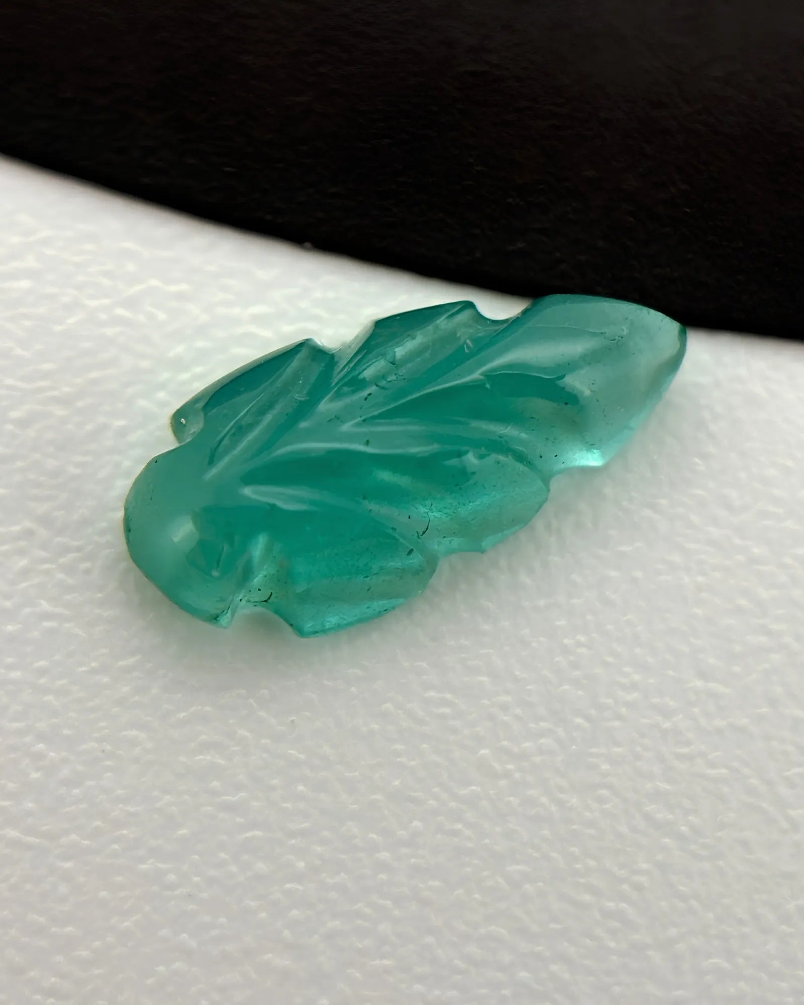 Close-up of defined vein details on a vivid green carved Emerald leaf --- SARATTI