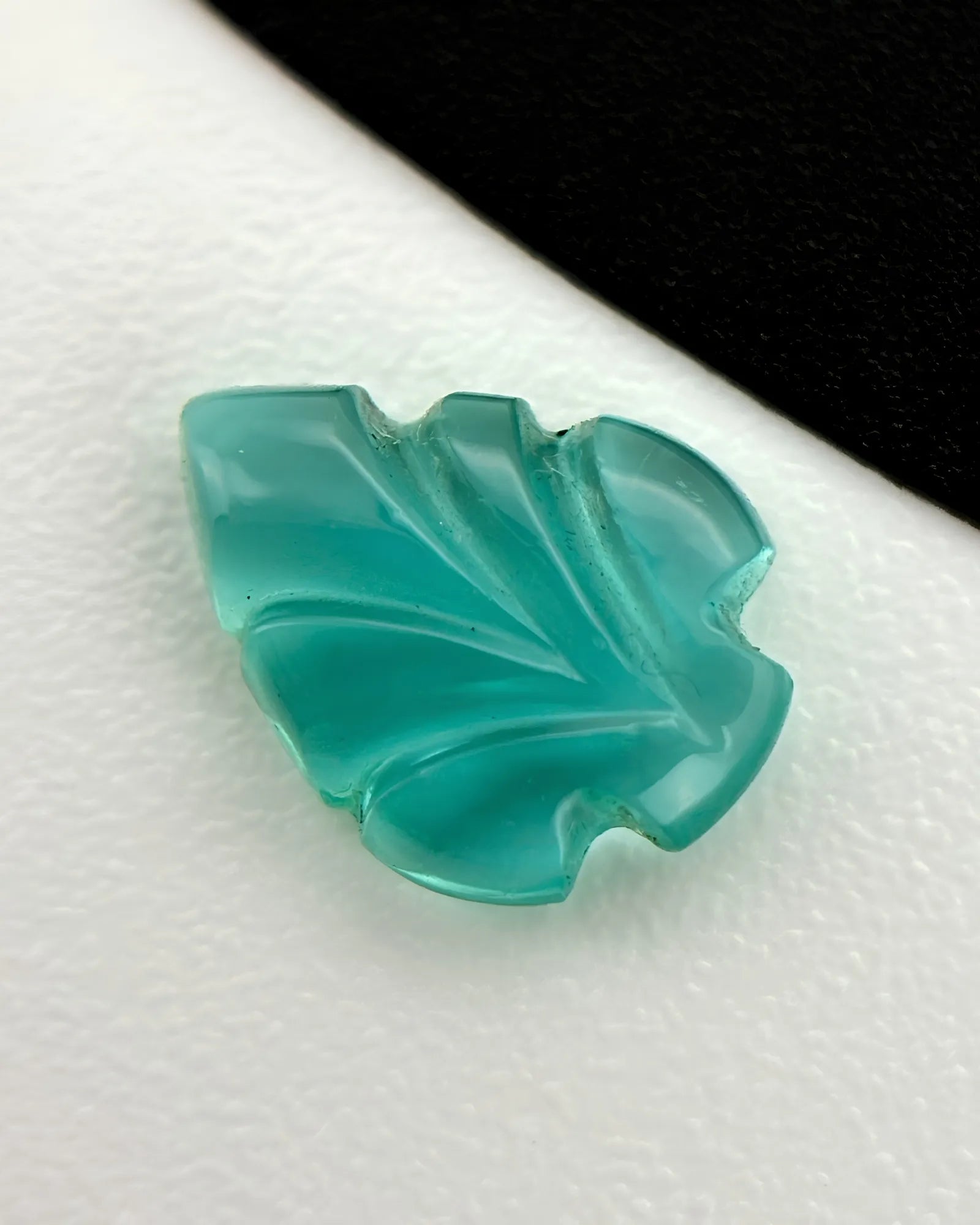 Close-up of defined vein details on a vivid green carved Emerald leaf | SARATTI..