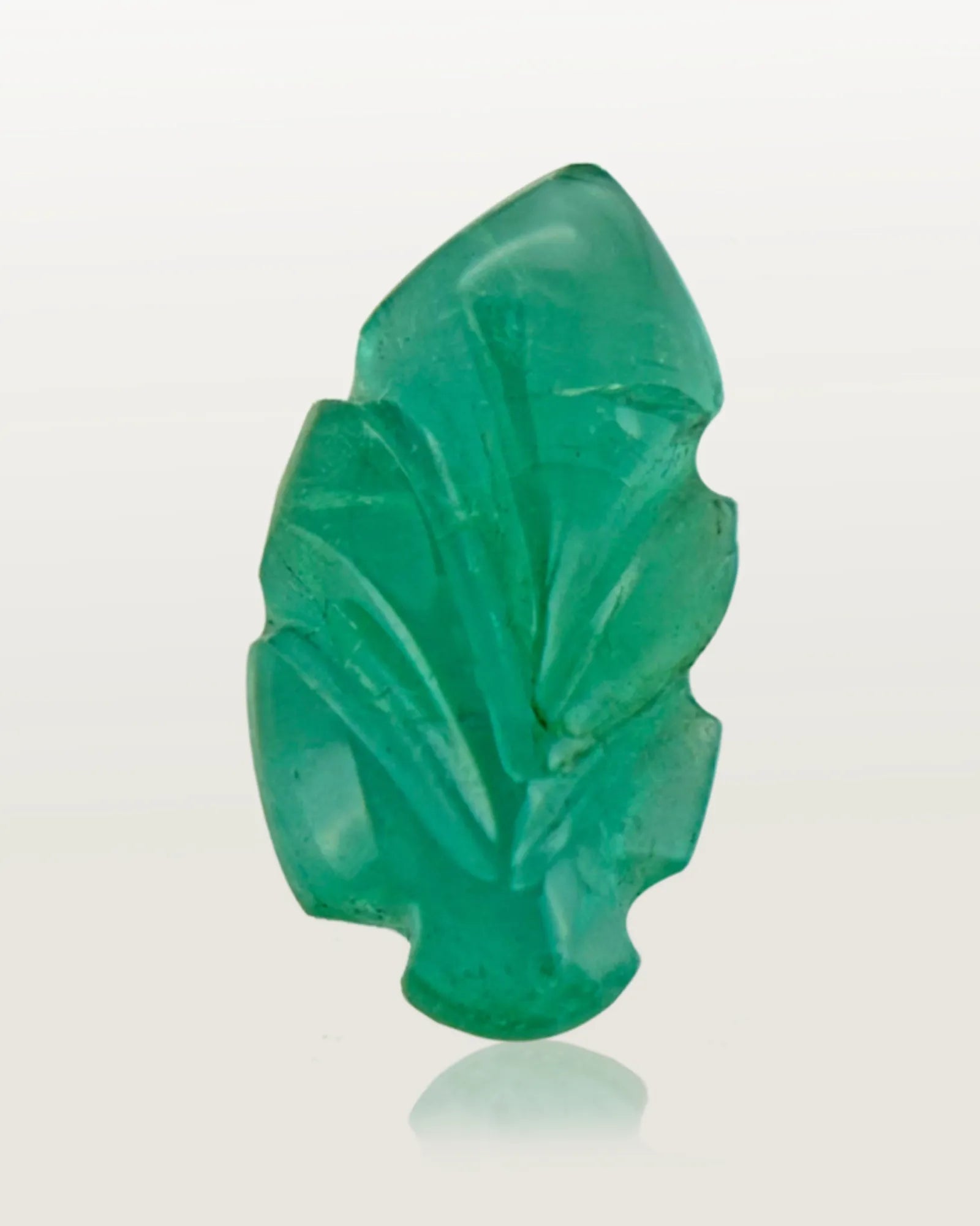 Close-up of defined vein details on a vivid green carved Emerald leaf | SARATTI