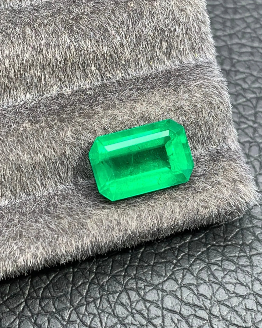 Close-up of elongated Octagonal Natural Emerald and Step-cut facets | SARATTI
