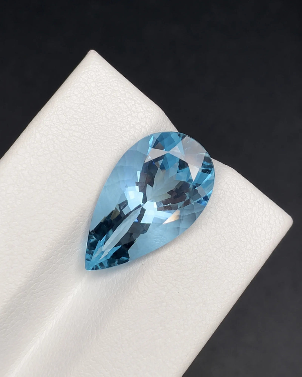 Close-up of modified brilliant Aquamarine facet reflections - SARATTI