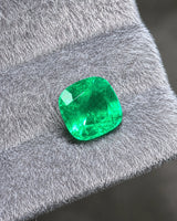 Close-up of modified brilliant facets on a vivid green Emerald | SARATTI