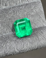 Close-up of ordered step facets on a vivid green Natural Emerald | SARATTI