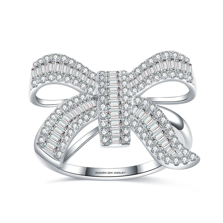 Platinum for baguette diamond engagment ring on grey background | SARATTI