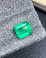 Colombian Natural Emerald close-up showing Step-cut depth and internal characteristics | SARATTI