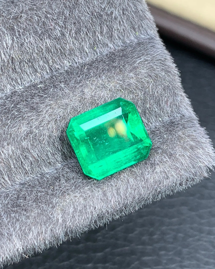 Colombian Natural Emerald close-up showing Step-cut depth and internal characteristics | SARATTI