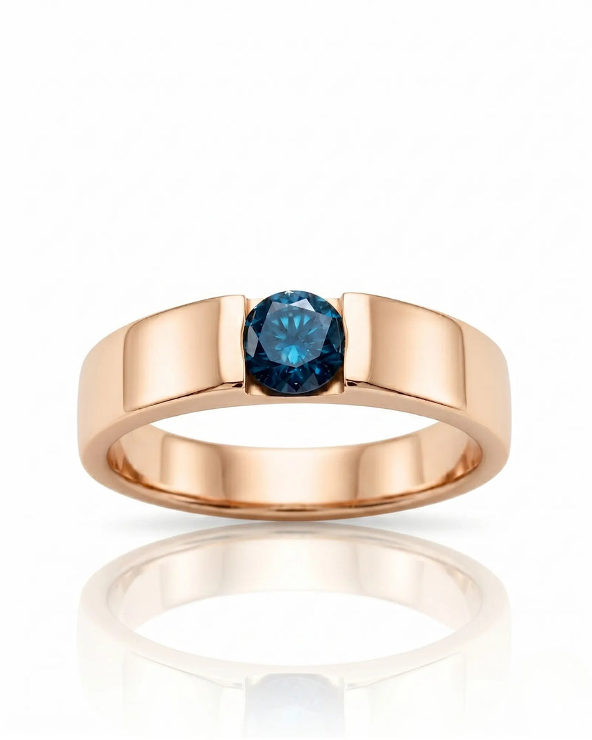 Contemporary blue diamond men’s wedding band crafted with a comfort-fit 18K rose gold profile | SARATTI
