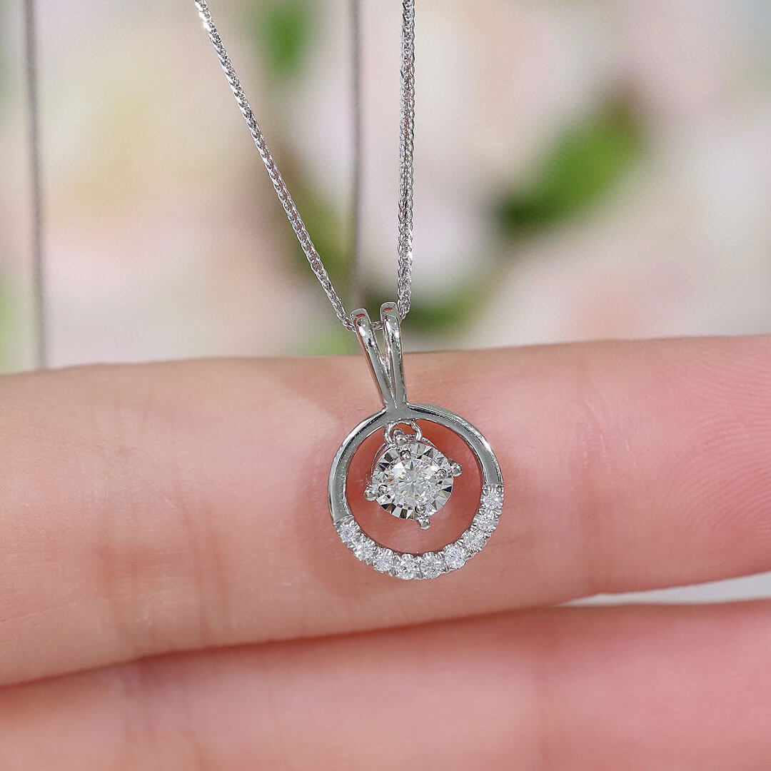 Model holds the Aura di Diamante Diamond Necklace  | Saratti