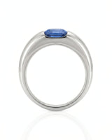 Cushion cut sapphire ring in 18K white gold for refined engagement or anniversary gifting | SARATTI