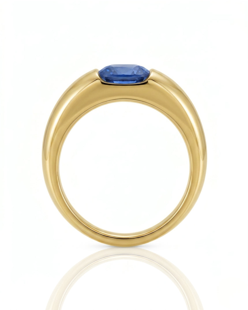 Cushion cut sapphire ring in 18K yellow gold for refined engagement or anniversary gifting | SARATTI