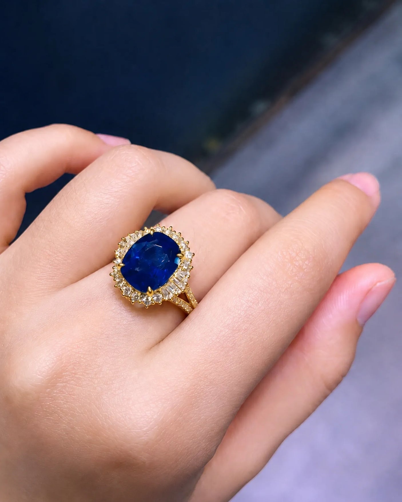 Cushion cut sapphire ring in yellow gold surrounded by a sculptural mixed diamond halo | SARATTI