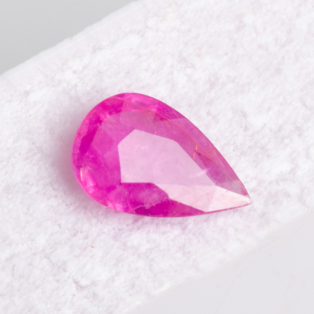 Dainty 0.40ct pear shaped pink sapphire gemstone | SARATTI