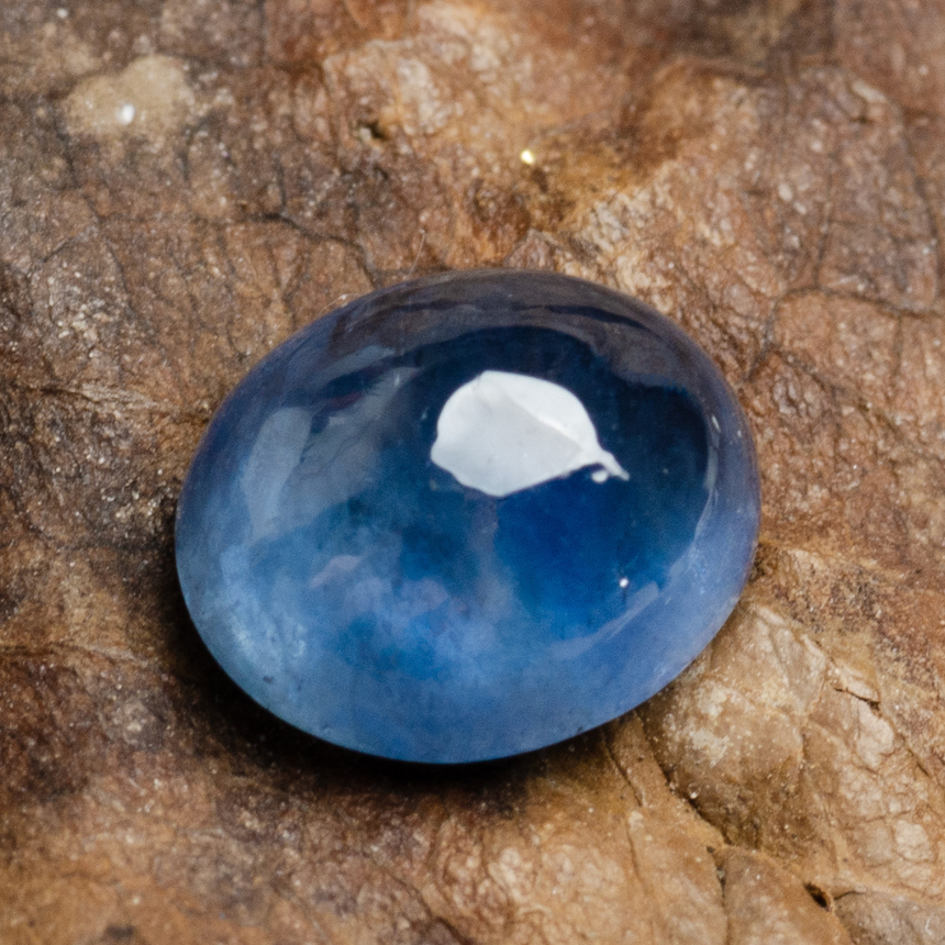 Deep royal blue natural oval sapphire gemstone – SARATTI