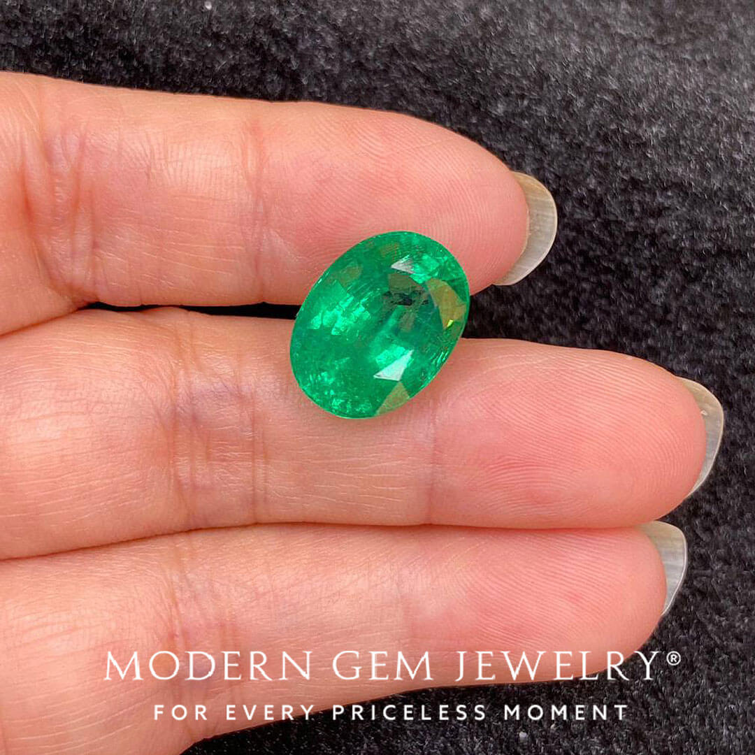 Green Oval Natural Emerald | 8.75 Carats | Modern Gem Jewelry | Saratti