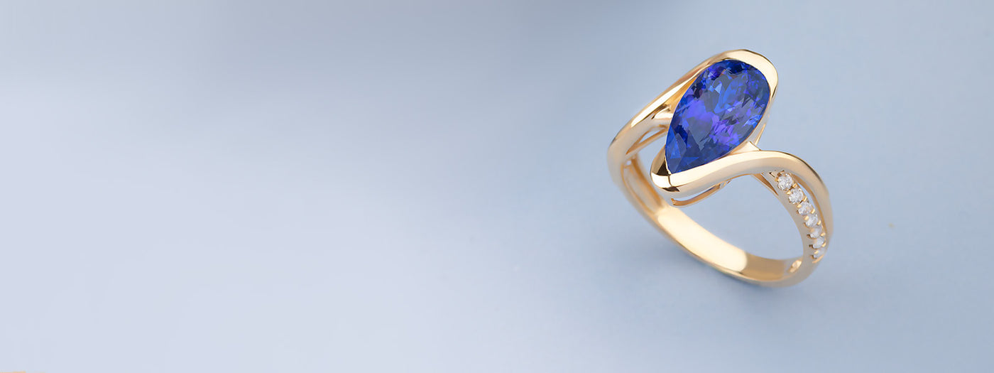 Elegant Tanzanite rings by SARATTI — fine gold and platinum craftsmanship highlighting the gemstone’s natural beauty.