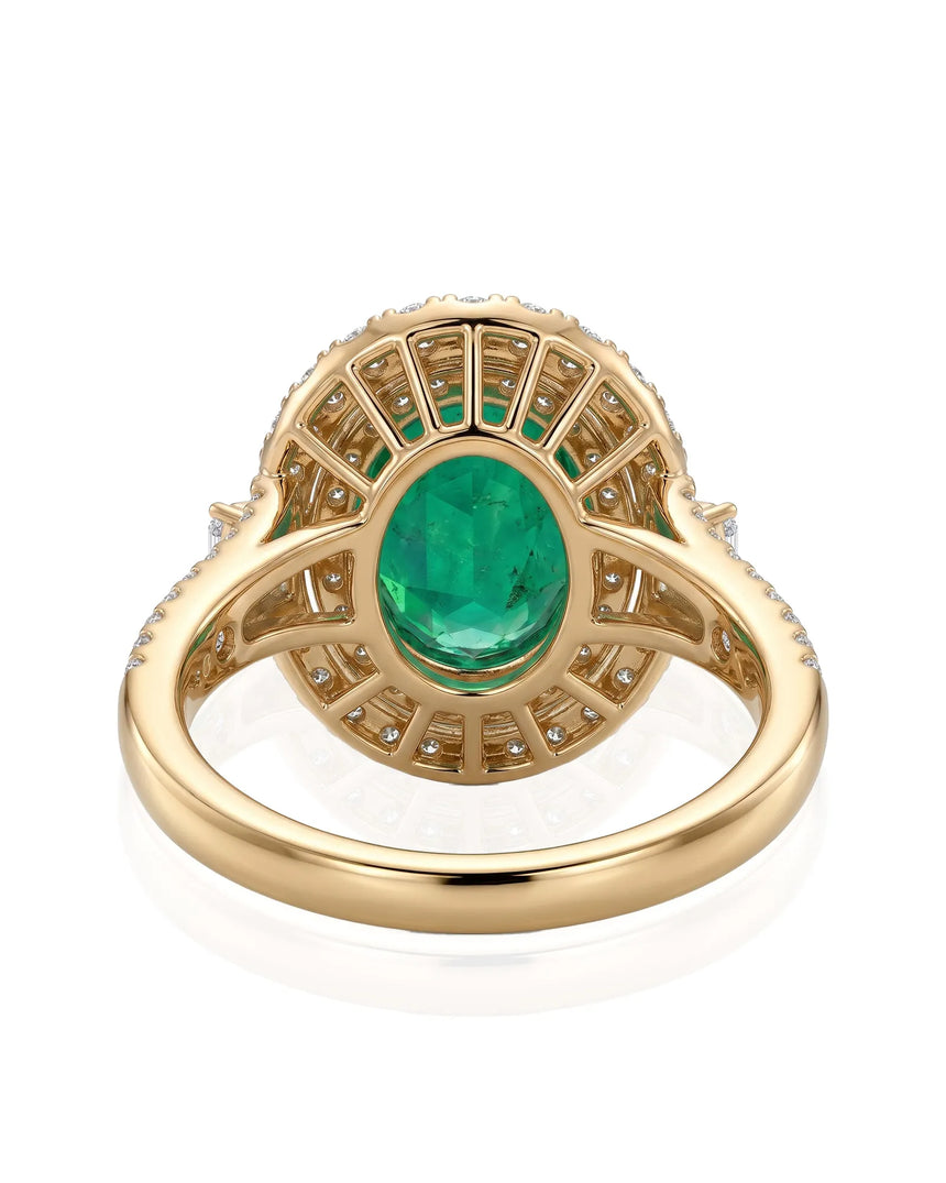 Elegant oval natural emerald ring with diamond shoulders in 18K yellow gold | SARATTI