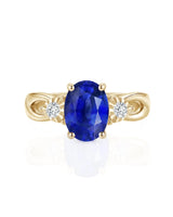 Elegant three stone sapphire and diamond engagement ring in 18K yellow gold | SARATTI